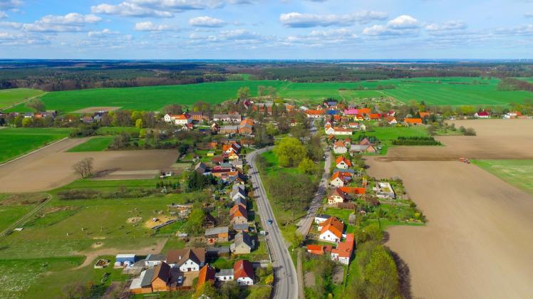 Das Luftbild einer Drohne zeigt am 06.04.2017 den kleinen Ort Sieversdorf im Landkreis Oder-Spree. Der Landtag von Potsdam startete mit einer Debatte über die Zukunft ländlicher Regionen seine Sitzung.
