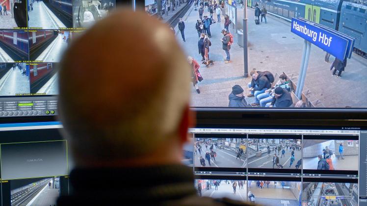 Ein Bundespolizist überwacht den Hauptbahnhof von seinem Videoarbeitsplatz aus.