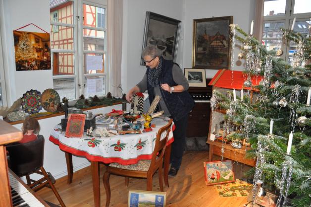 Hannelore Huth im historischen Weihnachtszimmer Fotos: Mick 