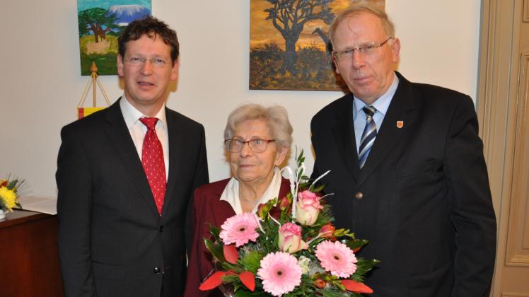 Auch seiner Frau Edeltraud kam diese Ehre zuteil. Bürgervorsteher Dirk Tast und Bürgermeister Norbert Reier nahmen die Ehrung vor.