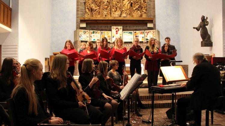 Mit „Stille Nacht“ sorgten Oberstufenchor und Orchester unter der Leitung von Christian Schröder für die weihnachtliche Note.