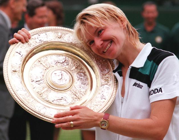 Jana Novotná gewann im Juli 1998 gegen ihre Konkurrentin Nathalie Tauziat das Finale der Damen beim Grand-Slam-Turnier in Wimbledon. Jana Novotná gewann im Juli 1998 gegen ihre Konkurrentin Nathalie Tauziat das Finale der Damen beim Grand-Slam-Turnier in Wimbledon.