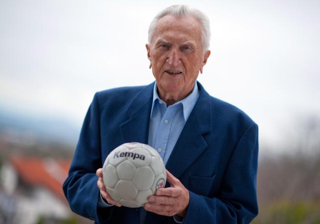 Bernhard Kempa gab der gleichnamigen Sportartikelmarke seinen Namen. Bernhard Kempa gab der gleichnamigen Sportartikelmarke seinen Namen.