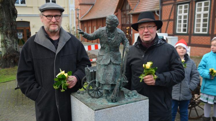 Künstler Bernd Streiter (l.) und Gießer Klaus Cenkier mit Guste Trahn vor dem Heimatmuseum in Grabow.