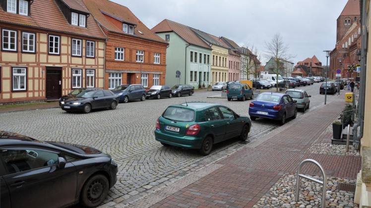 Plau führt im kommenden Jahr als neues Steuerungssystem für den ruhenden Verkehr bezahltes Parken ein: Auf dem Markt, an der Metow und in der Steinstraße werden Parkautomaten aufgestellt. 