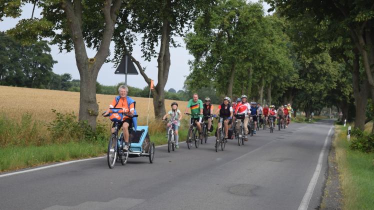 Die Radgruppe des ADFC Wismar mit ihrer Chefin Marie-Anne Schlaberg (vorn) freut sich über jede neue Radstrecke. Die Radgruppe des ADFC Wismar mit ihrer Chefin Marie-Anne Schlaberg (vorn) freut sich über jede neue Radstrecke.