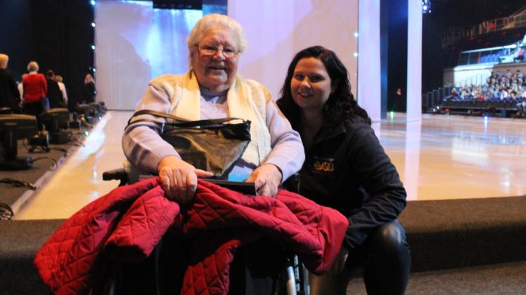 Eva Witt (links) hatte Palliativschwester Nicole Steinicke  ihren großen Wunsch anvertraut, einmal „Holiday on Ice“ zu erleben – und die sorgte dafür, dass der Wünschewagen diesen Wunsch in Erfüllung gehen ließ.