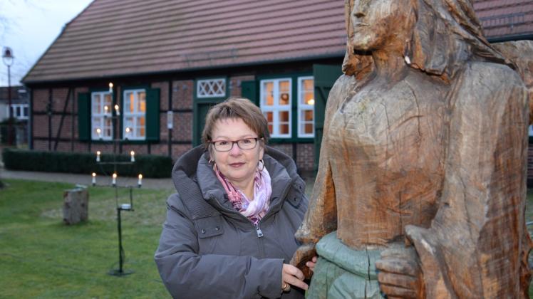 Jutta Rotter mit Wahrzeichen „Lindi“ vor dem Museum „Altes Küsterhaus“ in Lübtheen. Hier wird es heute heimelig. 