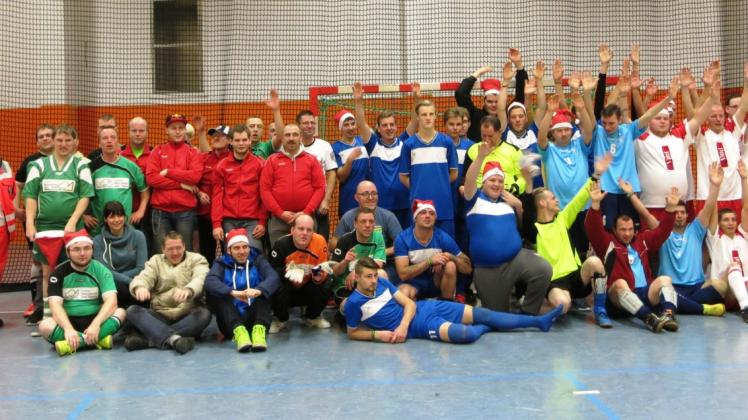 Das Turnier hat vor allem Spaß gemacht: Gruppenfoto zum Abschluss des 1. Weihnachtsfußballturniers in der Goldberger Mehrzweckhalle. 