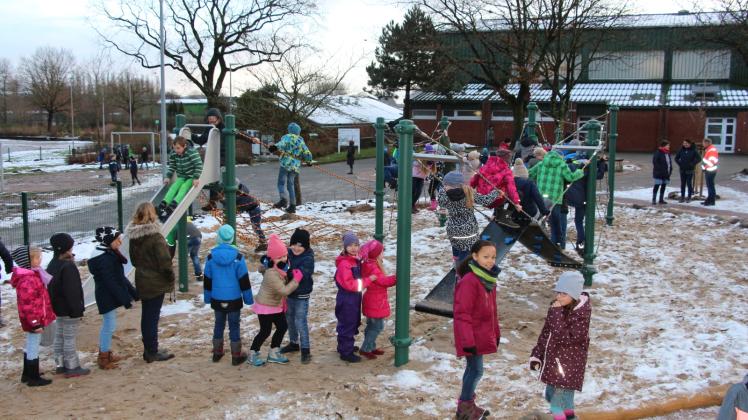 Schnell bildete sich eine Schlange am Seilklettergarten auf dem neuen Schulhof.