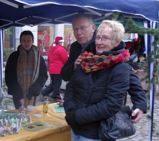 Bummelten über die Weihnachtsstraße: Bürgermeister Norbert Reier und seine Frau