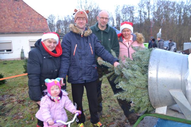 Familie Vitt aus Warin kaufte bei Revierförster Frank Pfeiffer einen Weihnachtsbaum.
