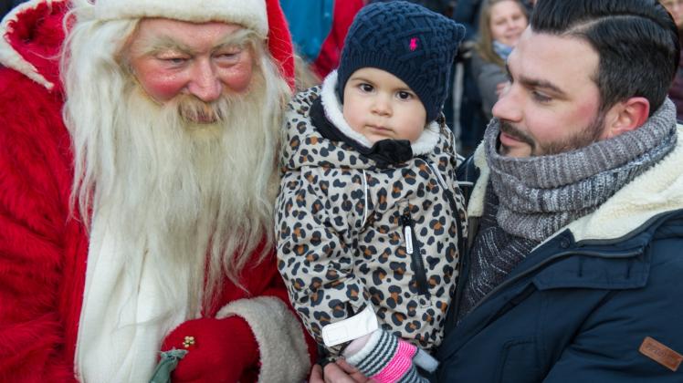 Der Weihnachtsmann auf dem Boizenburger Weihnachtsmarkt wurde nicht nur von den Kindern sehnsüchtig erwartet. Auch Vater Pascal war mit seiner Tochter Lilia dabei. Fotos: Tilo Röpcke 