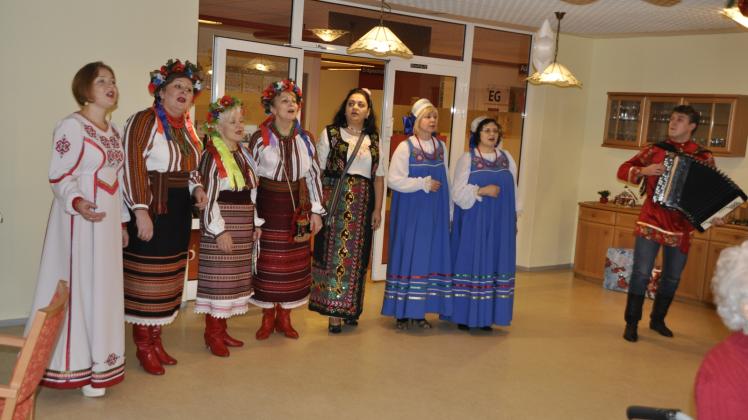 In traditionellen tschuwaschkischen, ukrainischen, moldawischen und russischen Trachten (v.l.n.r.) singen die Frauen die Lieder auch in ihrer Sprache. 