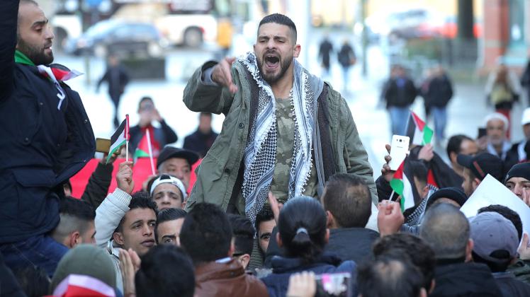 Abschlusskundgebung auf der Schiffbrückstraße: Demonstranten mit Palästina-Flaggen verschaffen sich lautstark Gehör. 