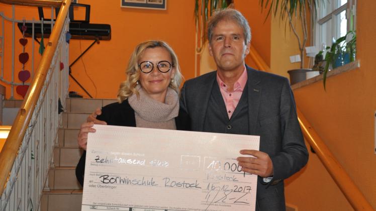 Großzügige Spende: Als Dankeschön für die gute Betreuung ihrer Kinder überreicht Anja Derrath-Liese einen Scheck in Höhe von 10 000 Euro an Schulleiter Uwe Both.