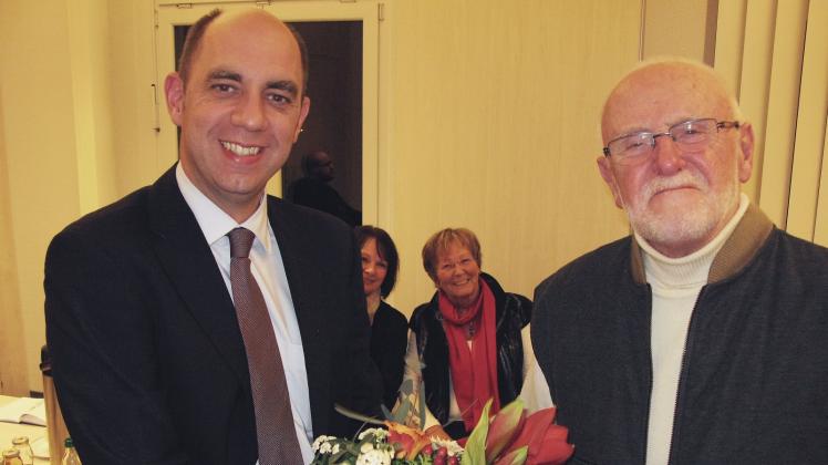 Asklepios-Geschäftsführer Alexander M. Gross (l.) überreicht Professor Dr. Bernd Klausch für den Förderverein Blumen, Regine Wetzig (hinten r.) und Marina Raddatz von der Sparkasse Parchim-Lübz freuen sich.