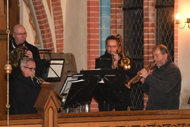 Das Schweriner Bläserquintett begleitete den Gesang. Das Schweriner Bläserquintett begleitete den Gesang.