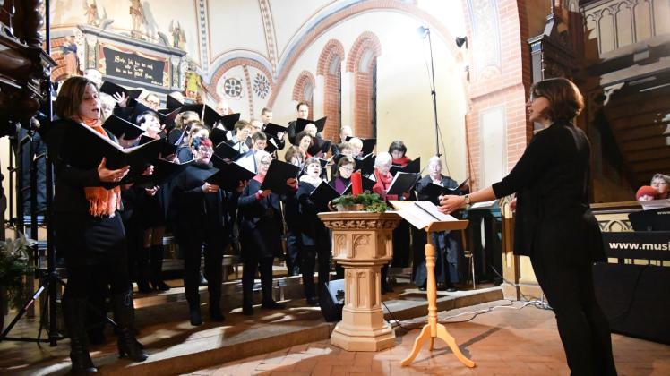 Rebecca Poesch (r.) übernahm beim Weihnachtskonzert in der Carlower Kirche zum letzten Mal die Chorleitung.  Fotos: Maik Freitag 