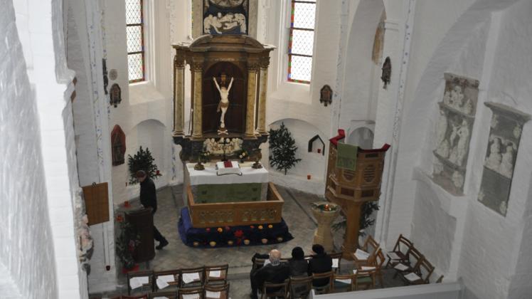 Blick von der Empore auf Altar und Kanzel.