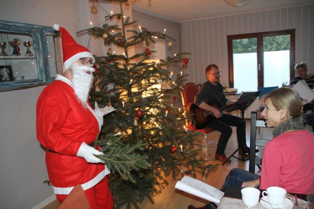 Der Weihnachtsmann sang bei den letzten Liedern auch schon mit.