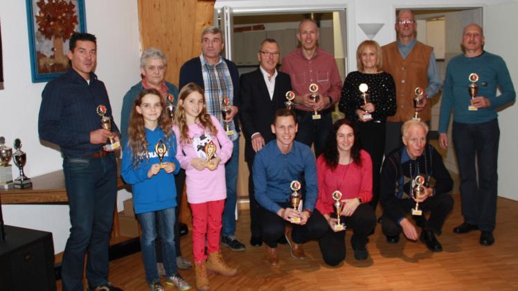 Alle Cup-Teilnehmer der TSG Wittenburg durften sich als Anerkennung ihres Engagements auch in diesem Jahr wieder über einen Pokal freuen. Fotos: hartmut pankow Alle Cup-Teilnehmer der TSG Wittenburg durften sich als Anerkennung ihres Engagements auch in diesem Jahr wieder über einen Pokal freuen. Fotos: hartmut pankow
