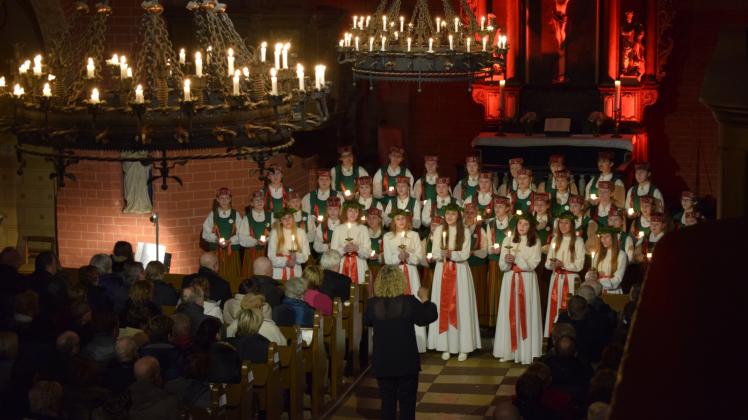 Adventskonzert in der Zarrentiner Kirche mit den lettischen Chören „Cantus“ und „Lucia-Voices“. 