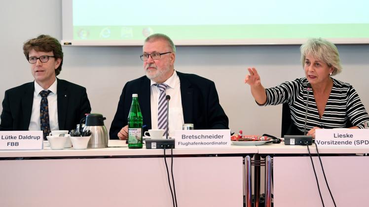 Flughafenchef Engelbert Lütke Daldrup (v.l.), Brandenburgs Flughafenkoordinator Rainer Bretschneider und die Vorsitzende des BER Sonderausschusses, Jutta Lieske (SPD) bei der heutigen Sitzung.