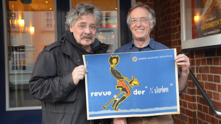 Bannenberg (l.) und Lempp (r.) mit einem von Rudolf Matz gestalteten Plakat für die Revue der Halbstarken.  Fotos: Sascha Nitsche 