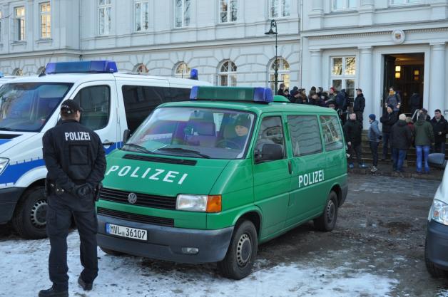 Großes Polizeiaufgebot vor dem Güstrower Gericht. Am Eingang gab es strenge Kontrollen. Großes Polizeiaufgebot vor dem Güstrower Gericht. Am Eingang gab es strenge Kontrollen.
