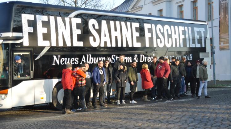 Der Tourbus der Band „Feine Sahne Fischfilet“ mit einem der Angeklagten machte heute Station auf dem Franz-Parr-Platz.