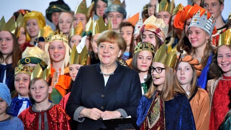 Umringt von zahlreichen Sternsingern: Bundeskanzlerin Angela Merkel. Anfang des neuen Jahres werden dann auch zwei Sternberger neben ihr stehen.  