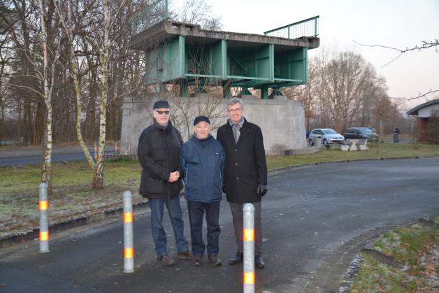 Ehemalige Arbeitskollegen: Hermann Rolf Markgraf, Walter Groth und Henning Schrewe (v.l.) vor dem Brückendenkmal.