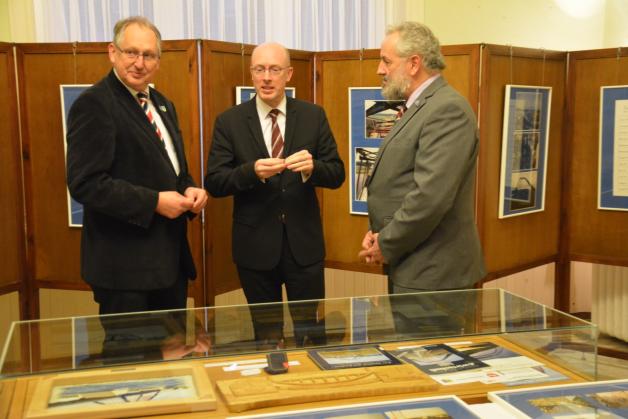 Infrastrukturminister Christian Pegel (Mitte) schaute sich gemeinsam mit den Bürgermeistern Jürgen Meyer (l.) und Helmut Bode die Fotoausstellung des Brückenbaus an.