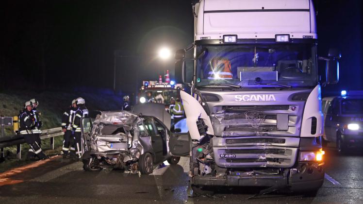 Tödlicher Autobahnunfall: Lkw rast auf A20 bei Bad Doberan auf Ford Fiesta - 63-Jähriger im Auto stirbt - stundenlange Sperrung der A20