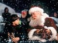 Santa Clause – eine schöne Bescherung: Als der Weihnachtsmann tot vom Dach fällt, kann Charlie (Eric Lloyd, l.) seinen Vater Scott (Tim Allen, r.) überreden, als Santa Claus tätig zu werden. 