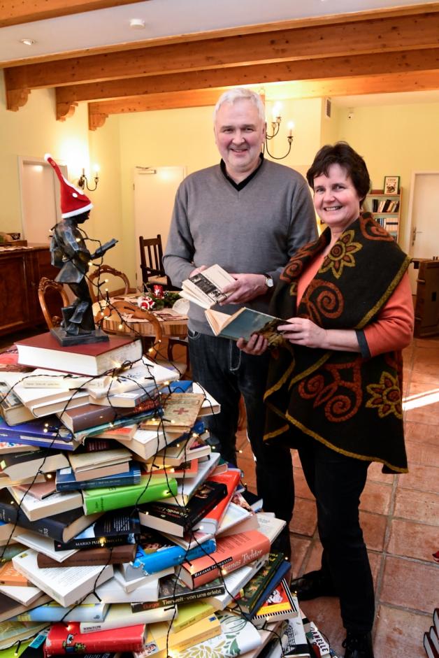 Mit einem Lichterbaum aus Büchern empfangen Torsten und Conny Brock ihre Gäste im Foyer Mit einem Lichterbaum aus Büchern empfangen Torsten und Conny Brock ihre Gäste im Foyer