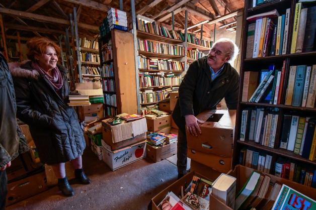 Auch in der Bücherscheune darf gestöbert und getauscht werden. Hannelore und Lothar Kweton machen davon regelmäßig Gebrauch. Fotos: volker bohlmann Auch in der Bücherscheune darf gestöbert und getauscht werden. Hannelore und Lothar Kweton machen davon regelmäßig Gebrauch. Fotos: volker bohlmann