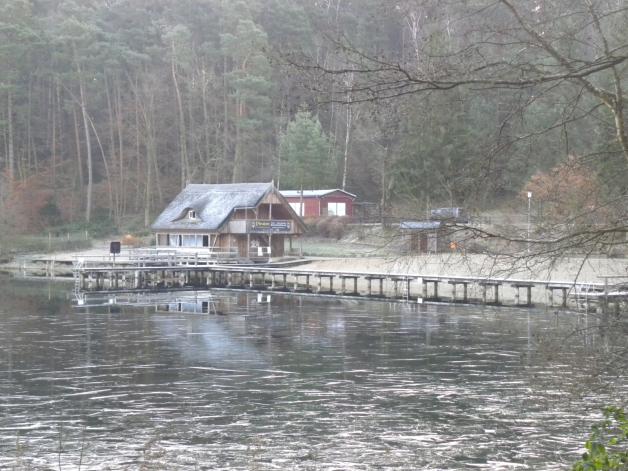 Blick auf Badehaus im Vordergrund und Blockhütte. Blick auf Badehaus im Vordergrund und Blockhütte.