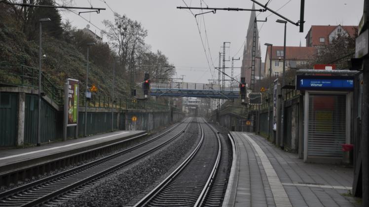 Kein Zug in Sicht: Nach der Fahrplanumstellung vor rund einer Woche halten weniger Züge in Schwerin-Mitte. 