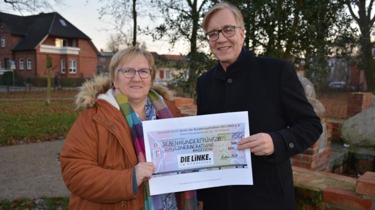 Dietmar Bartsch übergab an Liane Hirschmann einen Scheck über 750 Euro.  Fotos: M. Seifert 