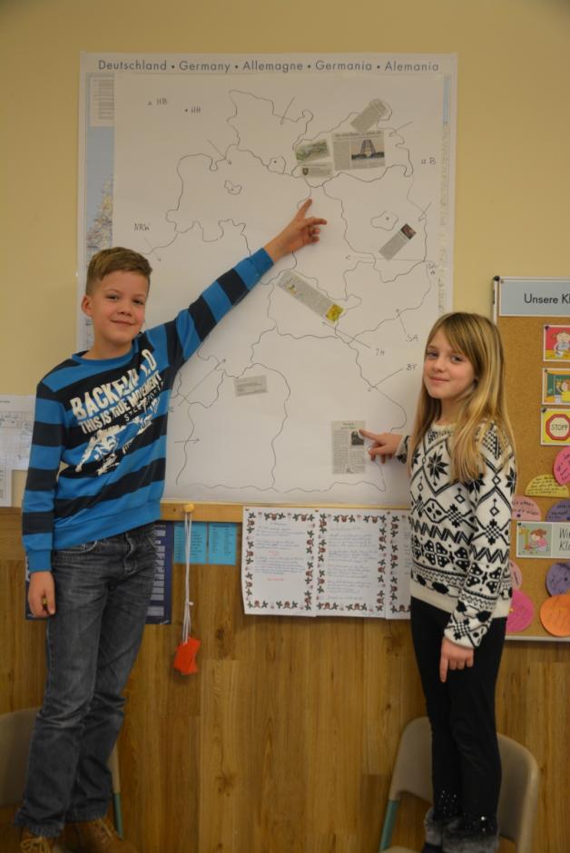 Auf der Deutschlandkarte sortieren Lukas, Pauline und die anderen Schüler die Zeitungsartikel den Bundesländern zu.