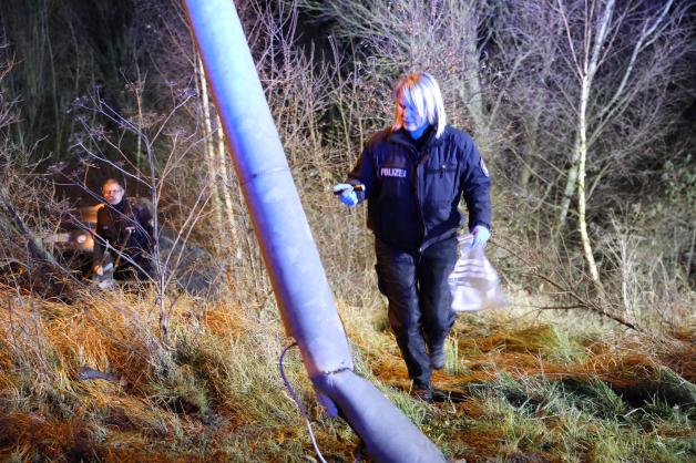 Schwerer Unfall mit Flucht in Rostock: Autofahrer flüchtet nach Pkw-Überschlag vom Unfallort Schwerer Unfall mit Flucht in Rostock: Autofahrer flüchtet nach Pkw-Überschlag vom Unfallort