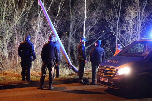 Schwerer Unfall mit Flucht in Rostock: Autofahrer flüchtet nach Pkw-Überschlag vom Unfallort Schwerer Unfall mit Flucht in Rostock: Autofahrer flüchtet nach Pkw-Überschlag vom Unfallort