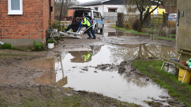 Mehrmals die Woche muss Invalidenrentner Gerhard Michael zur Dialyse. Gestern traute sich der Transporter noch rauf auf die überschwemmte und vermodderte Grundstückszufahrt. Aber wie lange noch?  