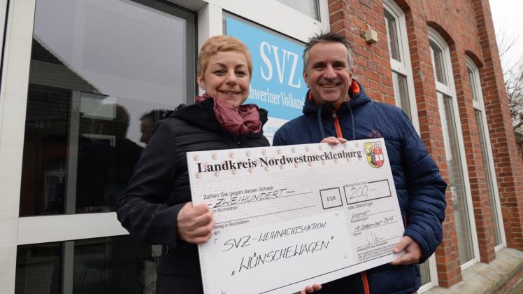 Einen 200-Euro-Spendenscheck des Landkreises überreichte Landrätin Kerstin Weiss an Redakteur Holger Glaner. Einen 200-Euro-Spendenscheck des Landkreises überreichte Landrätin Kerstin Weiss an Redakteur Holger Glaner.