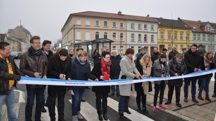 Der große Augenblick: Der zweite Bauabschnitt der Wittenberger Straße wird nach über einem Jahr Komplettsanierung offiziell freigegeben. Der große Augenblick: Der zweite Bauabschnitt der Wittenberger Straße wird nach über einem Jahr Komplettsanierung offiziell freigegeben.