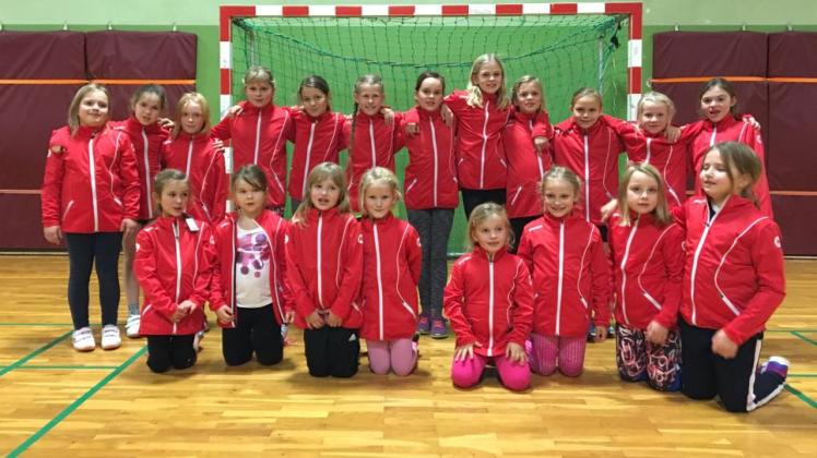 Dank neuer Trainingsanzüge können die Handball-Mädels der SG Lützow jetzt einheitlich auftreten. 