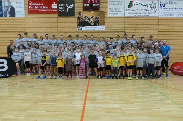 Nach drei Stunden Handball-Spielspaß klang die Veranstaltung in der Klüschenberghalle mit einem Abschlussfoto aus. Fotos: Silke Lemcke 