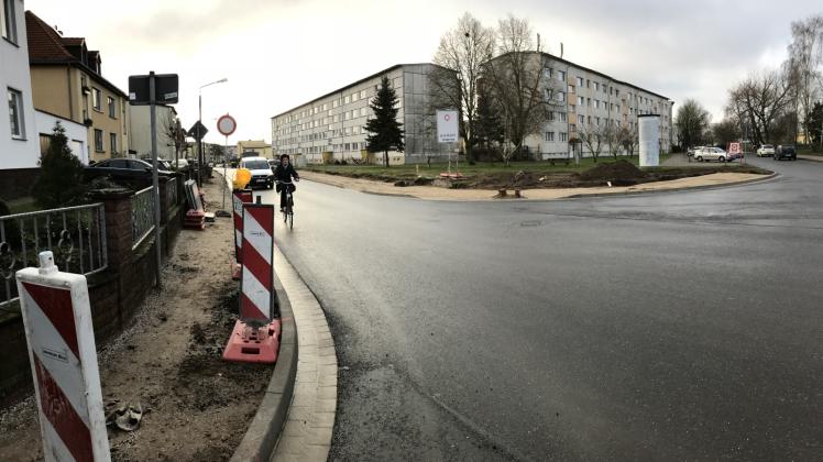 Geschafft: Die Straßenbauarbeiten Am Forsthof sind vorerst beendet. Großzügig wurde auch der Kreuzungsbereich Am Forsthof/Rühner Landweg/Gartenstraße gestaltet. Im Frühjahr 2018 folgen die Arbeiten an den kombinierten Geh- und Radwegen. 